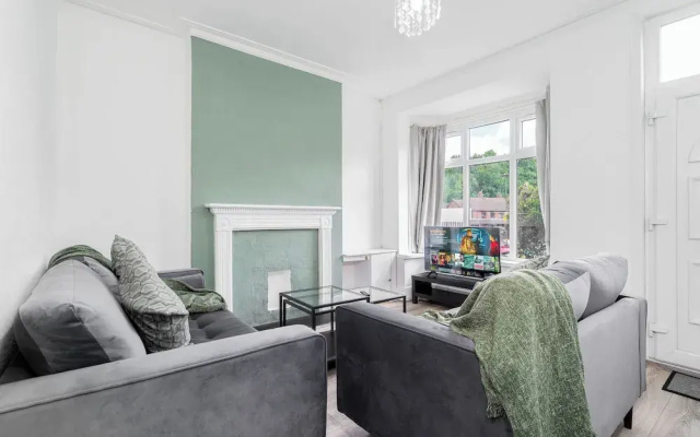 2 Bed House/families/contractors/free Parking