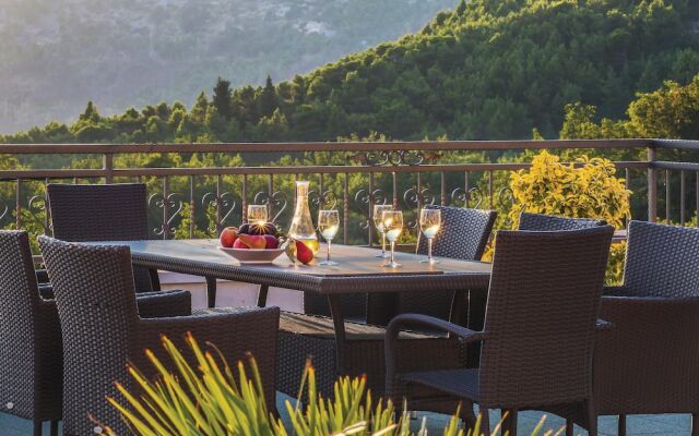 Amazing Home in Tucepi With Wifi and 4 Bedrooms