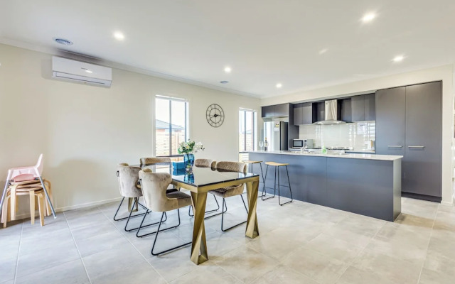 StayAU Charming 4BR Retreat Wyndham Vale