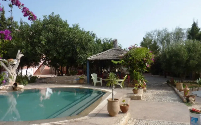 Double Bedroom and Spacious Garden With Swimming Pool