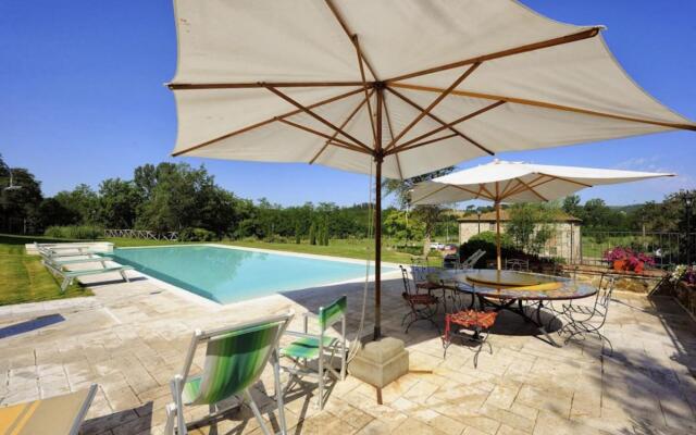 Beautiful Farmhouse With Heated Pool and Jacuzzi-mulino Della Villa