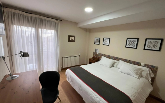 Hostal y Casa Rural la Colmena