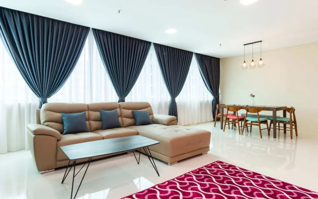 Bright 3 Queen Bed Condo Walk to KL Tower