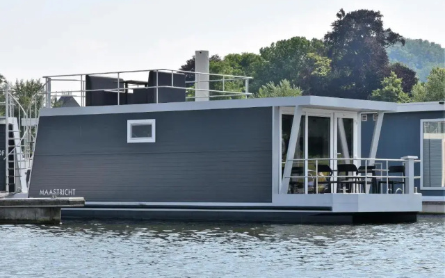 Cozy floating boatlodge "Maastricht"