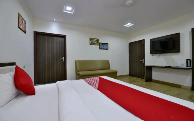 OYO 13903 Hotel Trivana