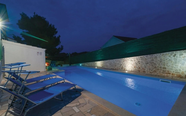 Stunning Home in Rogac With Wifi and 4 Bedrooms