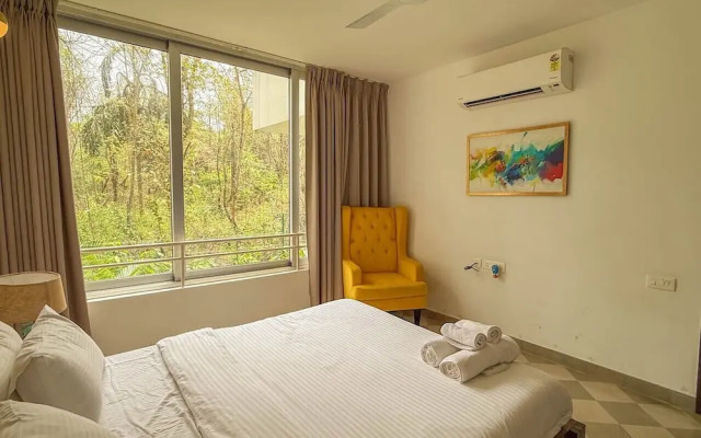 Modern 2BR w Pool Near Candolim and Coco Beach