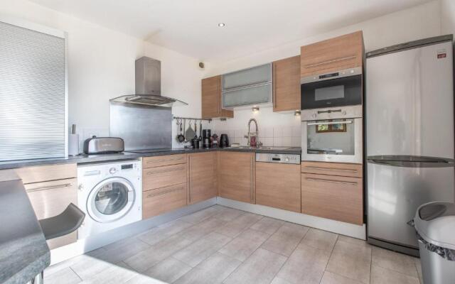 Quiet large 3-bedroom apartment with terrace, garden & incredible Mountain view