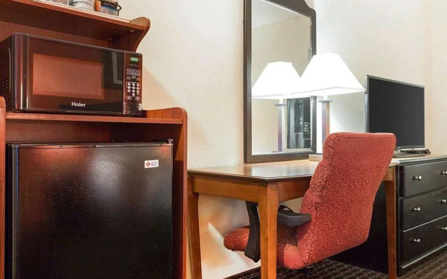 Quality Inn & Suites near Six Flags - Austell