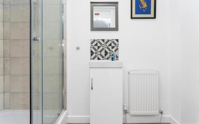 Cheerful Stays - Livingston - 4 Bedroom 3 Bath home