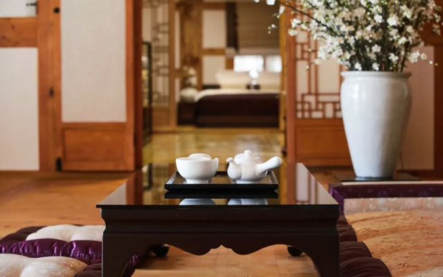 Hanok stay NAMWONYECHON by Kensington
