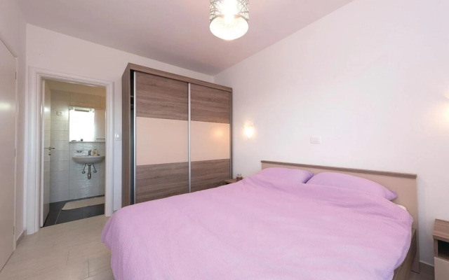 Stunning Home in Veli Rat With Wifi and 2 Bedrooms