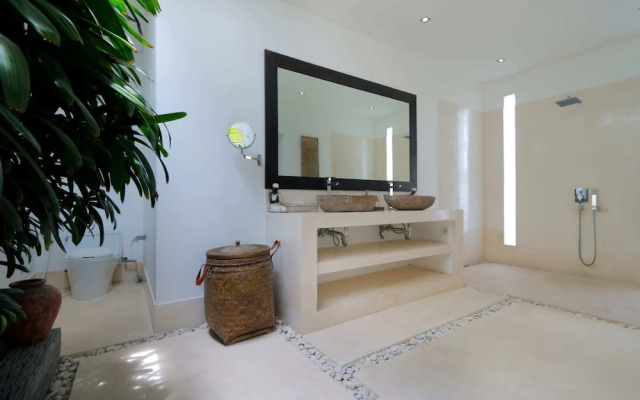 Elegant Private Villa, 3 BR, Seminyak With Staff