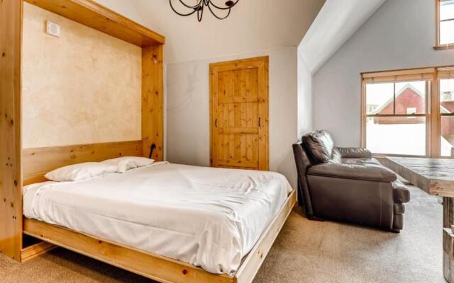 1 Bedroom Plus Murphy Mountain Condo in River Run Village With Mountain Views and Walking Distance to Ski Slopes