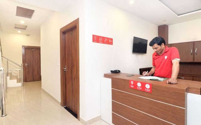 Oyo 18504 Hotel Safari