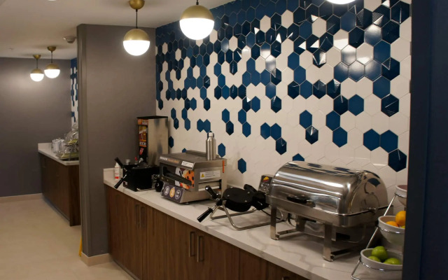 La Quinta Inn & Suites by Wyndham Memphis I-240