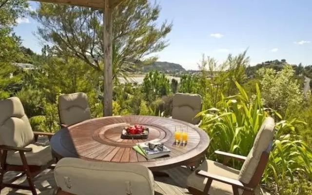 Treetop Oasis - Tairua Executive Holiday Home