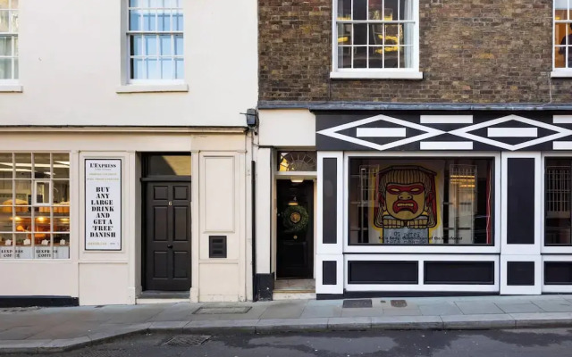 Mayfair 3-bed 5-guest Berkeley Square 1729 House