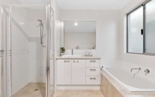 Spacious Family Home in Wannanup Mandurah – Bathroom – Wannanup