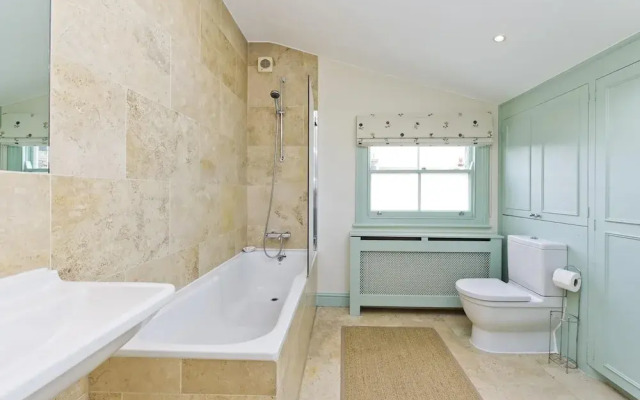 Stunning Recently Renovated 3 Bedroom Home Fuham - Munster Village