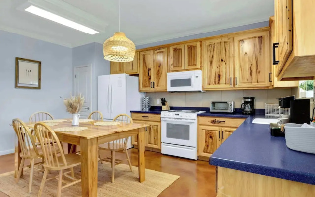 Spacious Retreat & Game Room Sleeps 12