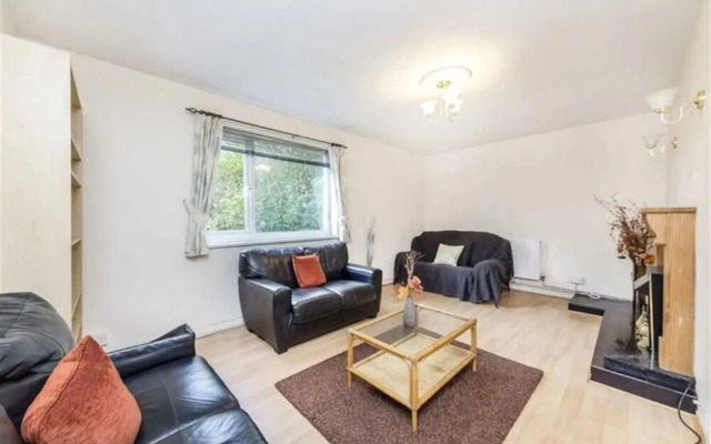 Homely 3 Bedroom House With a Garden