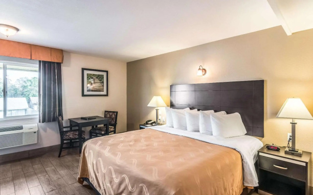 Quality Inn & Suites near Downtown Bakersfield