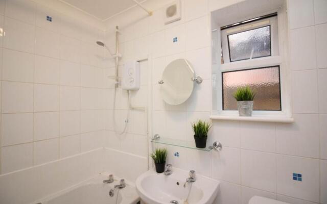 Stayzo Penthouse Accommodation 1- Premier Lodge