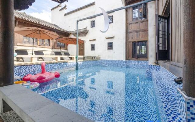 Zhenhu Homestay (Jiandemeicheng Ancient Town)