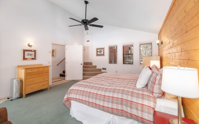 Maple Leaf Lodge 3 Bedroom Home by NW Comfy Cabins by RedAwning