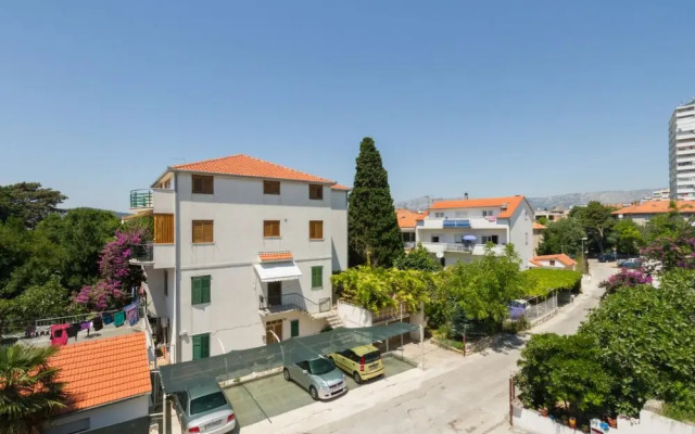 Neven - Comfortable & Great Location - A1