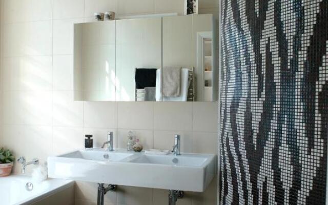 Stunning 5 bed house with private garden