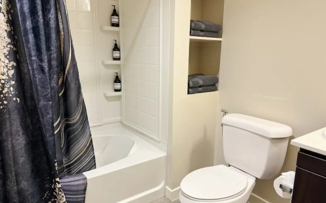 Beautiful 1 BR in LA Gym Pool 10mins to Cedar