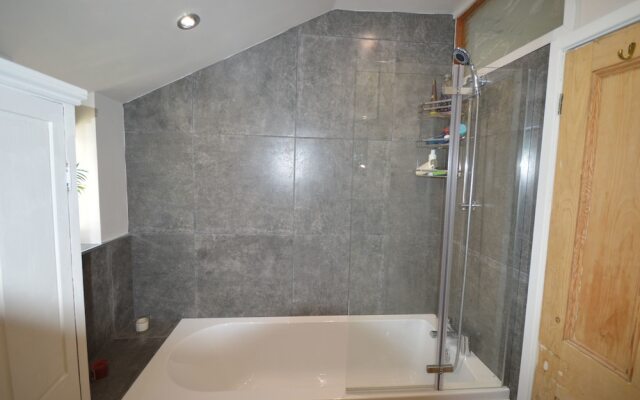 Charming 2 Bedroom Apartment Near Station