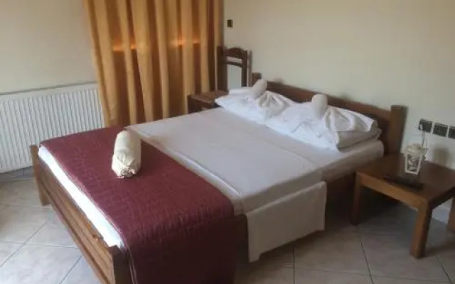 Mavros Molos Beach Rooms