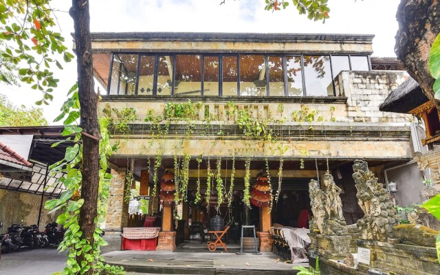 Super OYO Townhouse Oak Maxi Hotel Legian