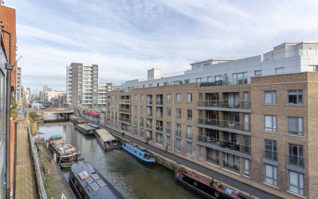 Spacious 2 Bedroom Canal Side Apartment with Balcony