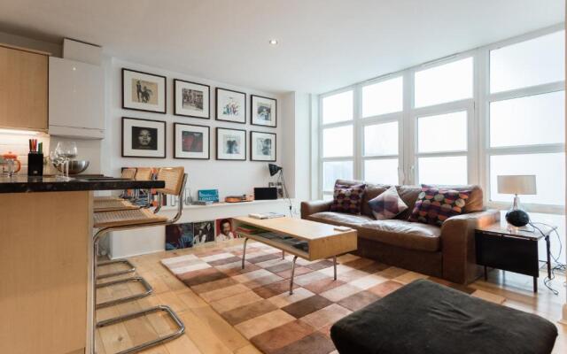 Stay Welcome Flat with Parking near Waterloo & St Thomas