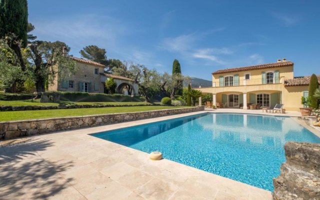 SERRENDY BIJOU de 280m2 au calme absolu avec piscine à débordement