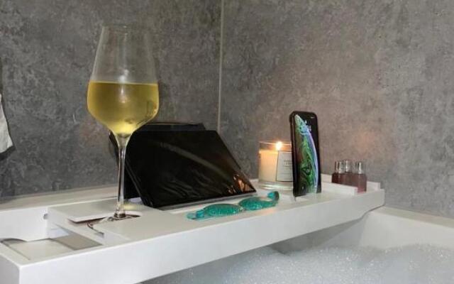 Harbour View & Beach 50m from doorstep!