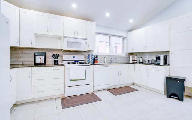 Tranquil & Cozy 30 min to Toronto ~ Backyard ~ Pkg