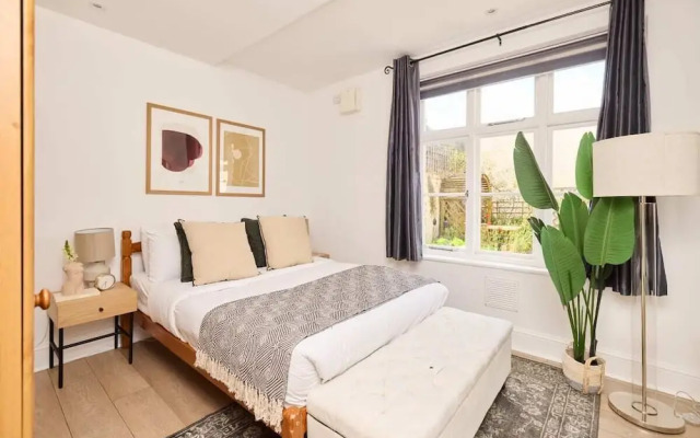 The Streatham Crib - Bright 2bdr Flat