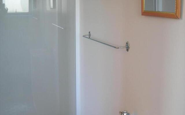 The White Elephant Accommodation - Hostel