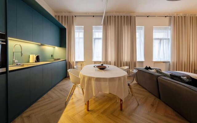 3 BD Old Town Apartment by Hostlovers