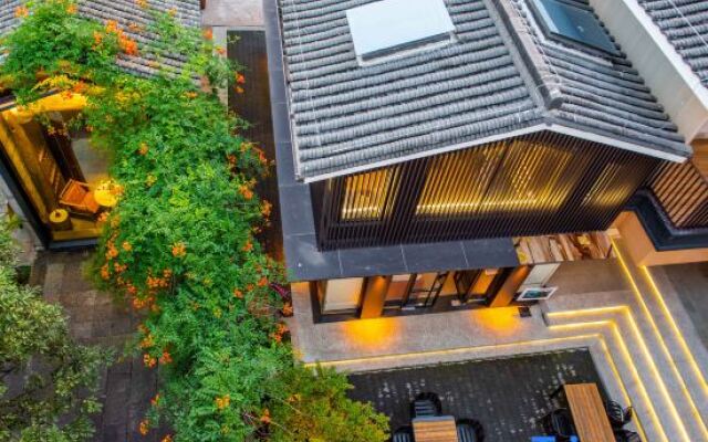 Hangzhou Jiande Yanzhou Ancient City. Looking at Shan Mei Yard.