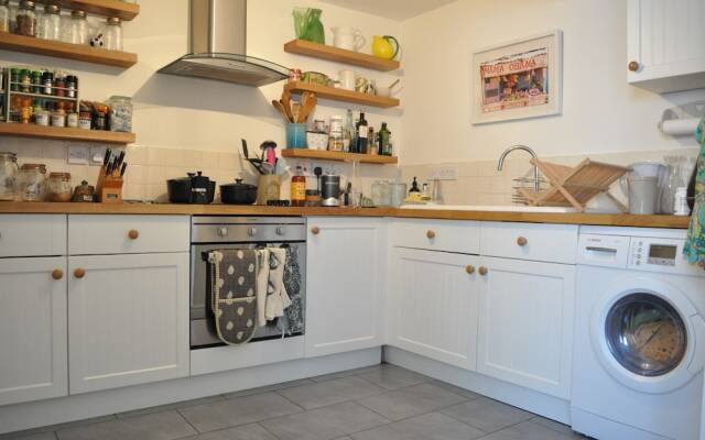 2 Bedroom Apartment With Garden in Hackney