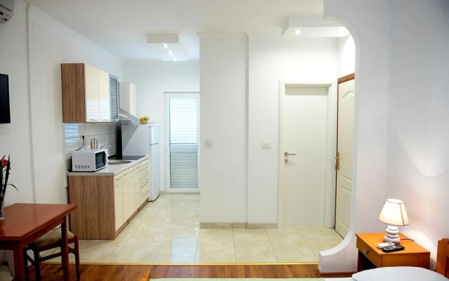 Robi - 50m From Beach - SA4