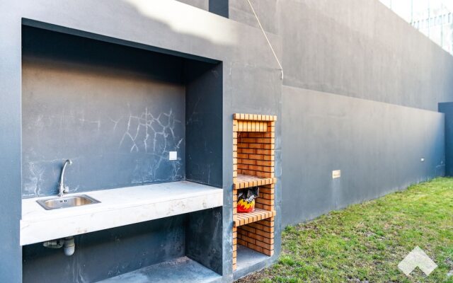 Bianc1 · Light-Filled Apartment With Garden Downtown