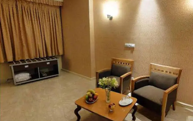 Hotel Piroozy