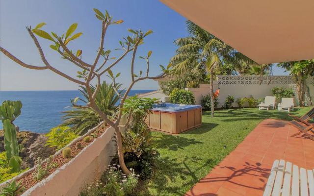 Villa in protected space in front of the sea